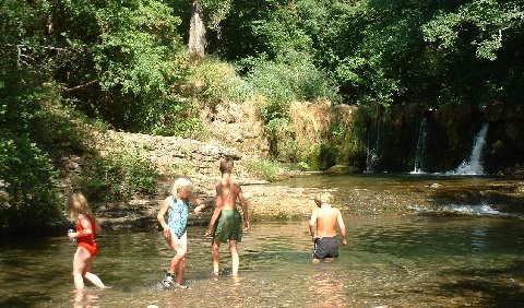 Camping, chalets et g�te d'�tape la cascade vous souhaite la bienvenue � Salvinsac